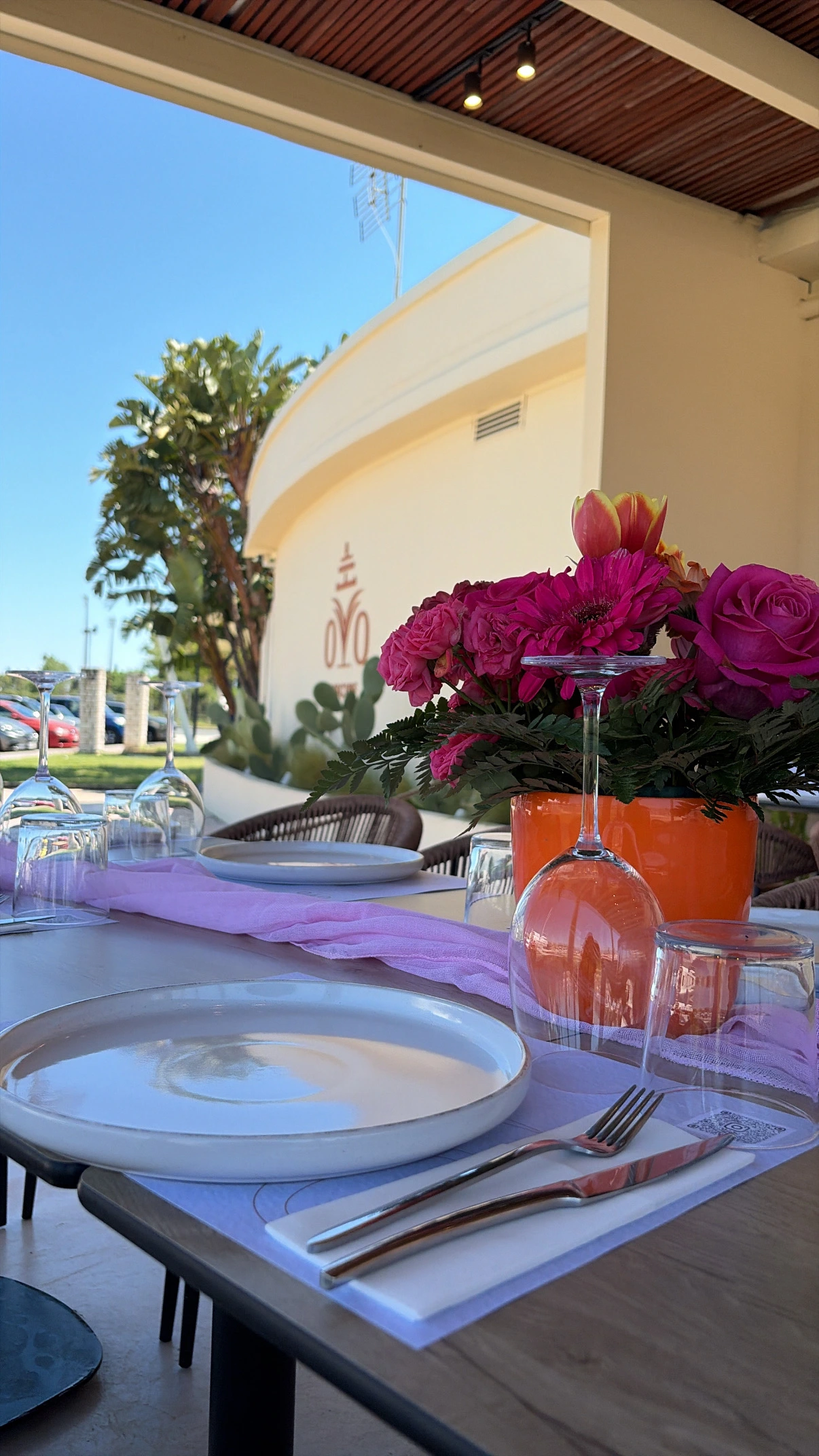 OvO Piscine table setting with flowers and the signature logo